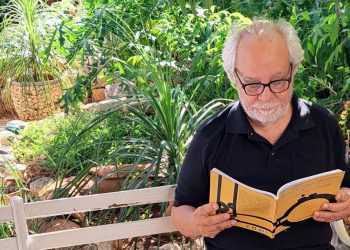 Leyendo a Francisco Manzano, poeta cubano del siglo XIX. Foto: Alex Fleites.