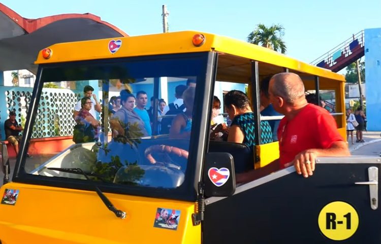 Diseñado y construido en Sancti Spíritus, el primer microbús eléctrico ya circula por las calles de la ciudad. Foto: Captura YouTube / Periódico Escambray.