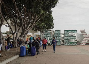 Migrantes hacen largas filas para solicitar asilo en Estados Unidos, en el puesto fronterizo del Chaparral en Baja California. Foto: Joebeth Terriquez/Efe.