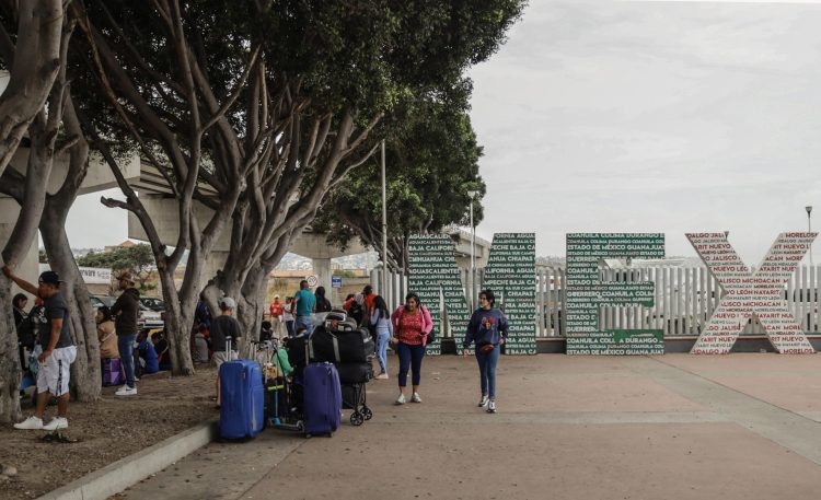 Migrantes hacen largas filas para solicitar asilo en Estados Unidos, en el puesto fronterizo del Chaparral en Baja California. Foto: Joebeth Terriquez/Efe.