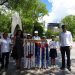 Niños cubanos ofrendan 1000 grullas al monumento a la Paz en la ciudad japonesa de Hiroshima. Foto: Facebook / Embajada de Cuba en Japón.