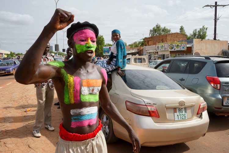 Un simpatizante de las fuerzas armadas durante un mitin en Niamey, Níger, el 06 de agosto de 2023. Foto: ISSIFOU DJIBO/EFE.