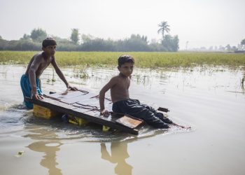 Noviembre de 2022. En Jacobabad, provincia de Sindh, Pakistán, dos niños regresan a casa a través de aguas contaminadas debido a las inundaciones. Foto: UNICFE/Bashir.