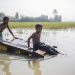 Noviembre de 2022. En Jacobabad, provincia de Sindh, Pakistán, dos niños regresan a casa a través de aguas contaminadas debido a las inundaciones. Foto: UNICFE/Bashir.