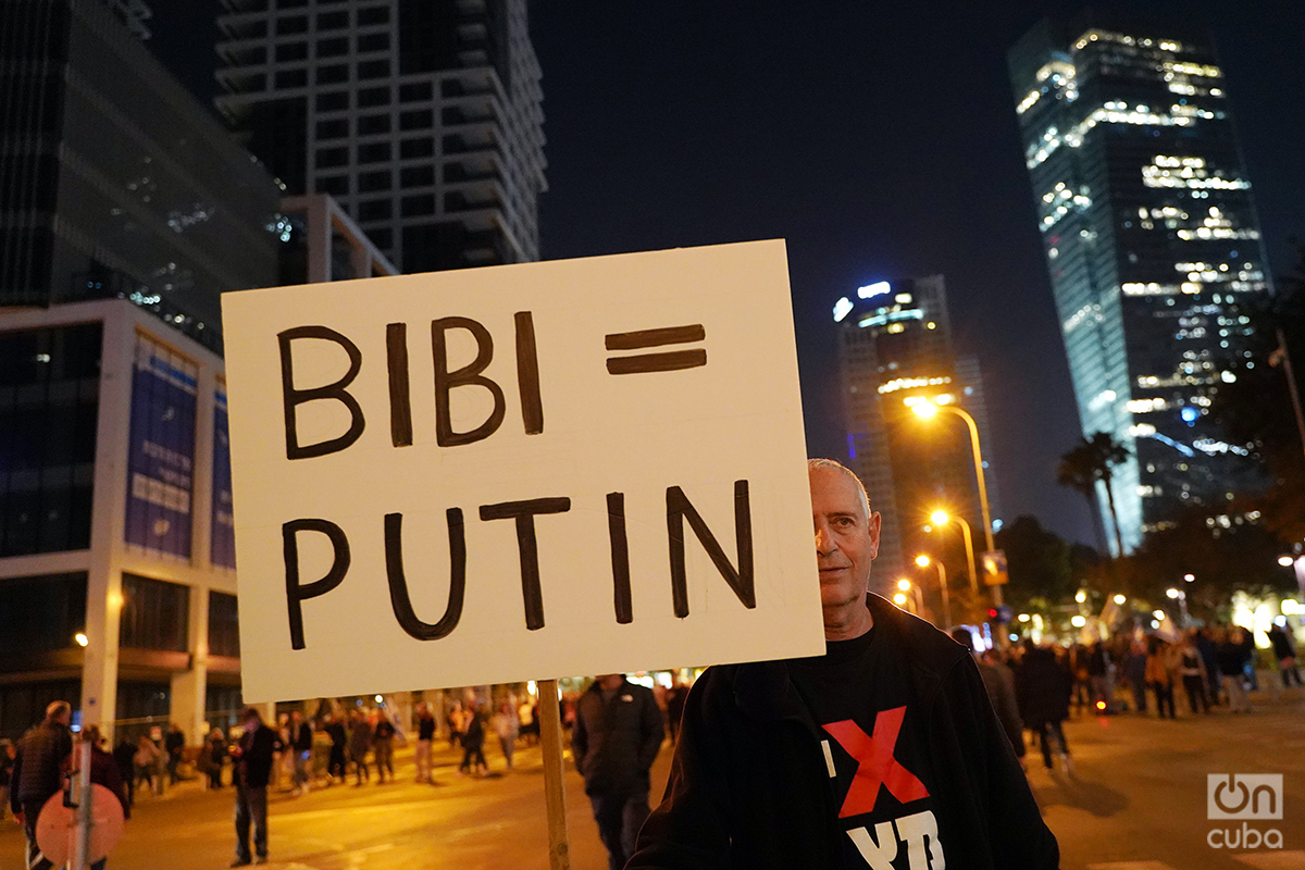 Una de las primeras manifestaciones contra la reforma judicial, en Tel Aviv, en los alrededores de la recién nombrada Plaza de la Democracia. Foto: Alejandro Ernesto.