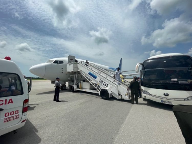 Llegada a La Habana del quinto vuelo con cubanos deportados desde Estados Unidos en 2023. Foto: Embajada de Estados Unidos en Cuba / Twitter.