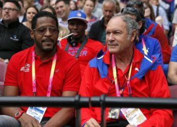 Las leyendas del depote cubano Javier Sotomayor (i) y Juan Alberto Juantorena (d), en la grada de público en el Campeonato Mundial de Atletismo, en Londres. Foto: Lavandeira jr./Efe/Diario Las Américas.