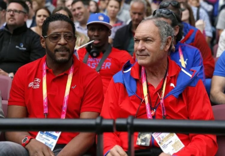 Las leyendas del depote cubano Javier Sotomayor (i) y Juan Alberto Juantorena (d), en la grada de público en el Campeonato Mundial de Atletismo, en Londres. Foto: Lavandeira jr./Efe/Diario Las Américas.