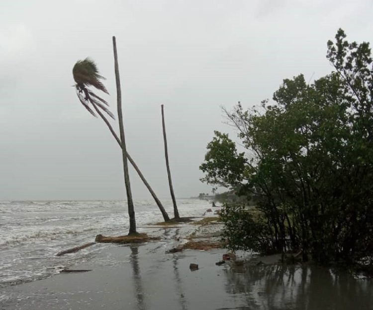 Imágenes de la playa Boca de Galafre, en San Juan y Martínez, el lunes. Foto: Radio Guamá.