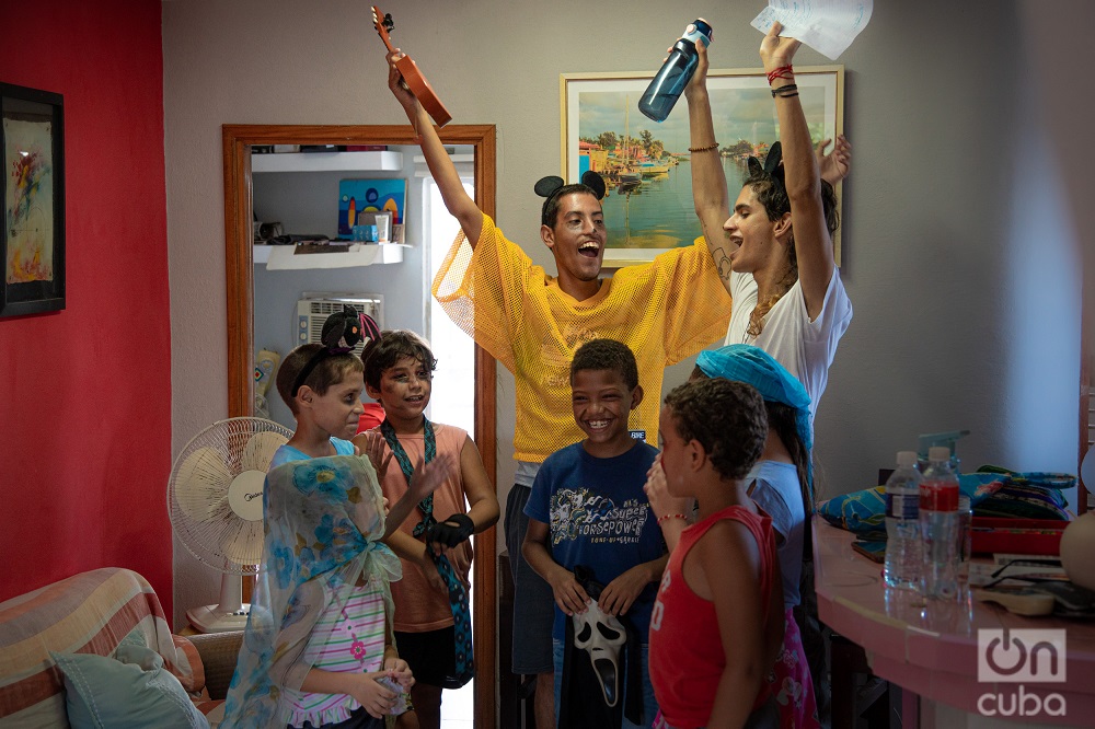 Daniel y Andy junto a otros niños en la sala de la casa. Foto: Jorge Ricardo.