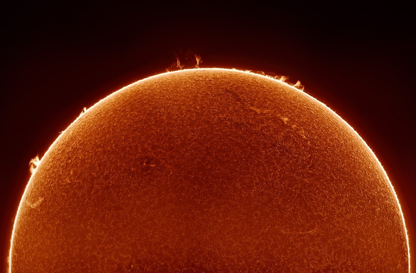 El Sol en H-Alpha. Mediante el uso de filtros especiales es posible fotografiar la cromosfera, la capa más baja de la atmósfera solar, y observar filamentos, manchas y protuberancias solares. Foto: Franco Meconi.