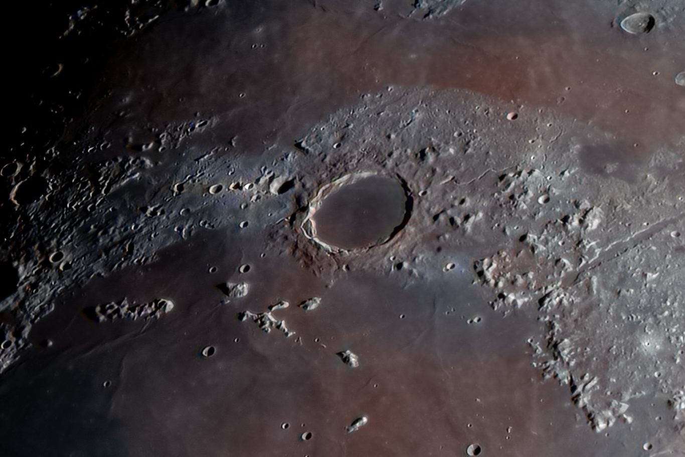 Cráter Platón y montañas lunares. Región lunar de Mare Imbrium, en el centro se observa el cráter Platón, de unos 100 km de diámetro. Foto: Franco Meconi.