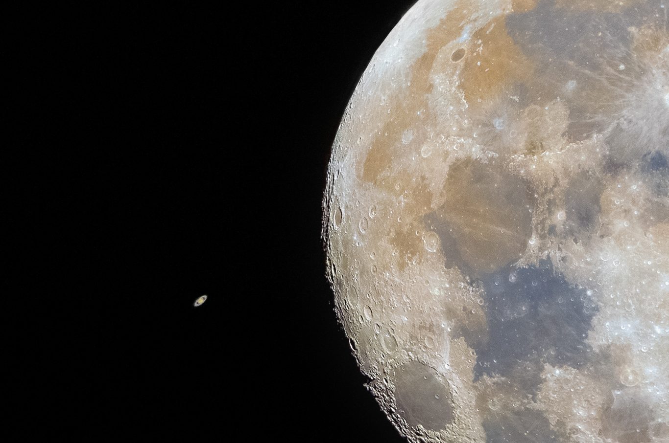 La Luna y Saturno. Esta particular imagen muestra a Saturno emergiendo por detrás de la Luna, minutos después de haber sido ocultado. Las ocultaciones son fenómenos locales en donde la Luna pasa por delante de objetos ocultándonos de nuestra vista durante algunos minutos. Foto: Franco Meconi.