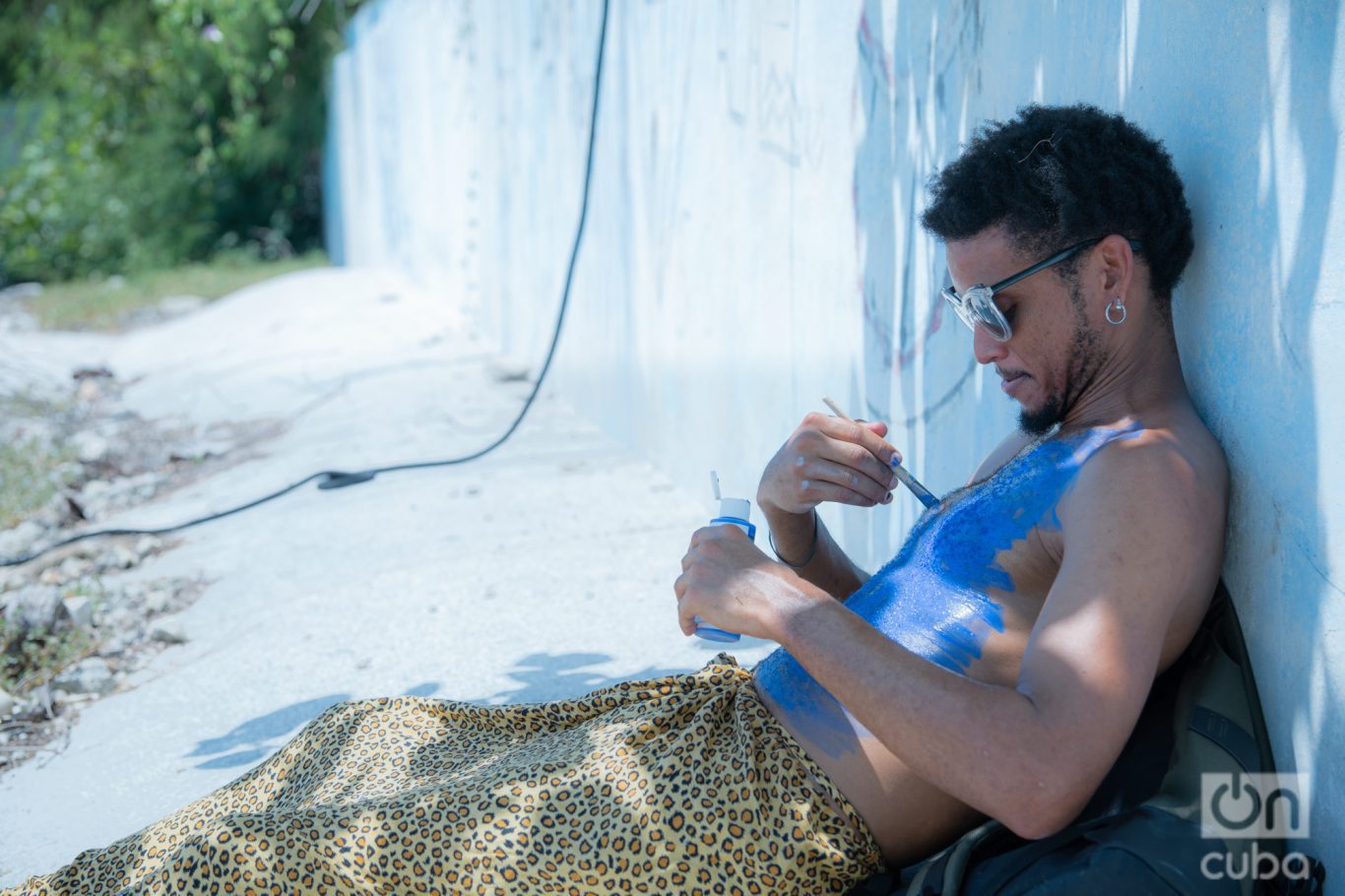 Anka Daremo, artista visual alamareño, es el muchacho que nadaba la piscina de lado a lado y hoy la usa para sus performances. Foto: Jorge Ricardo.