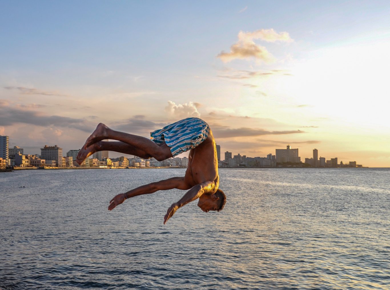 Bañistas en el malecón de La Habana. Foto: Kaloian.