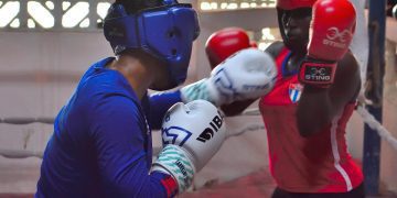 Yakelín Estornell (d), de los 75 kg, una de las principales figuras de la joven escuadra de boxeo femenino de Cuba, durante un combate de entrenamiento. Foto: Otmaro Rodríguez.