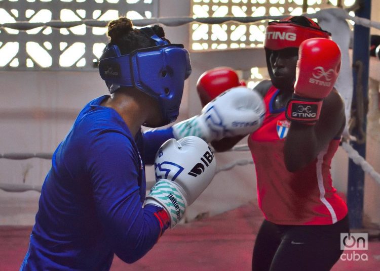 Yakelín Estornell (d), de los 75 kg, una de las principales figuras de la joven escuadra de boxeo femenino de Cuba, durante un combate de entrenamiento. Foto: Otmaro Rodríguez.