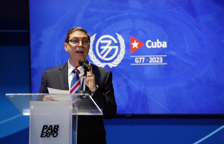 El canciller cubano Bruno Rodríguez durante una rueda de prensa sobre Cumbre del G77+China, en La Habana. Foto: EFE/Ernesto Mastrascusa.