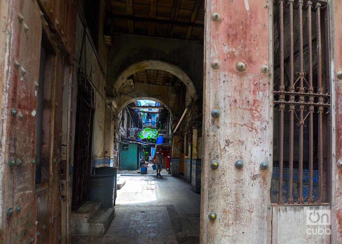 Puerta de entrada a un edificio en la calle Bernaza, en La Habana Vieja. Foto: Otmaro Rodríguez.