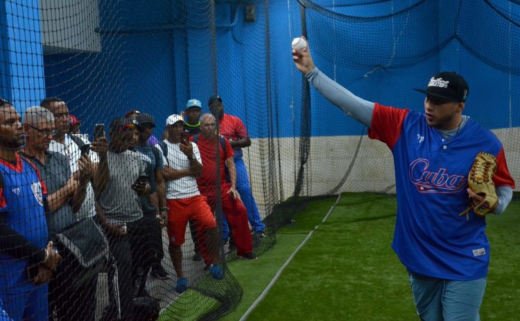 Especialistas de la academia de estadounidense Top Velocity impartieron este martes y miércoles clínicas de pitcheo en Cuba, con el propósito de aumentar el nivel de conocimiento de los entrenadores de lanzadores. Foto: Ricardo López Hevia.