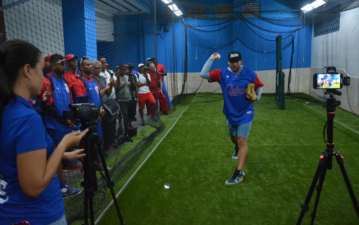 Especialistas de la academia de estadounidense Top Velocity impartieron este martes y miércoles clínicas de pitcheo en Cuba, con el propósito de aumentar el nivel de conocimiento de los entrenadores de lanzadores. Foto: Ricardo López Hevia.