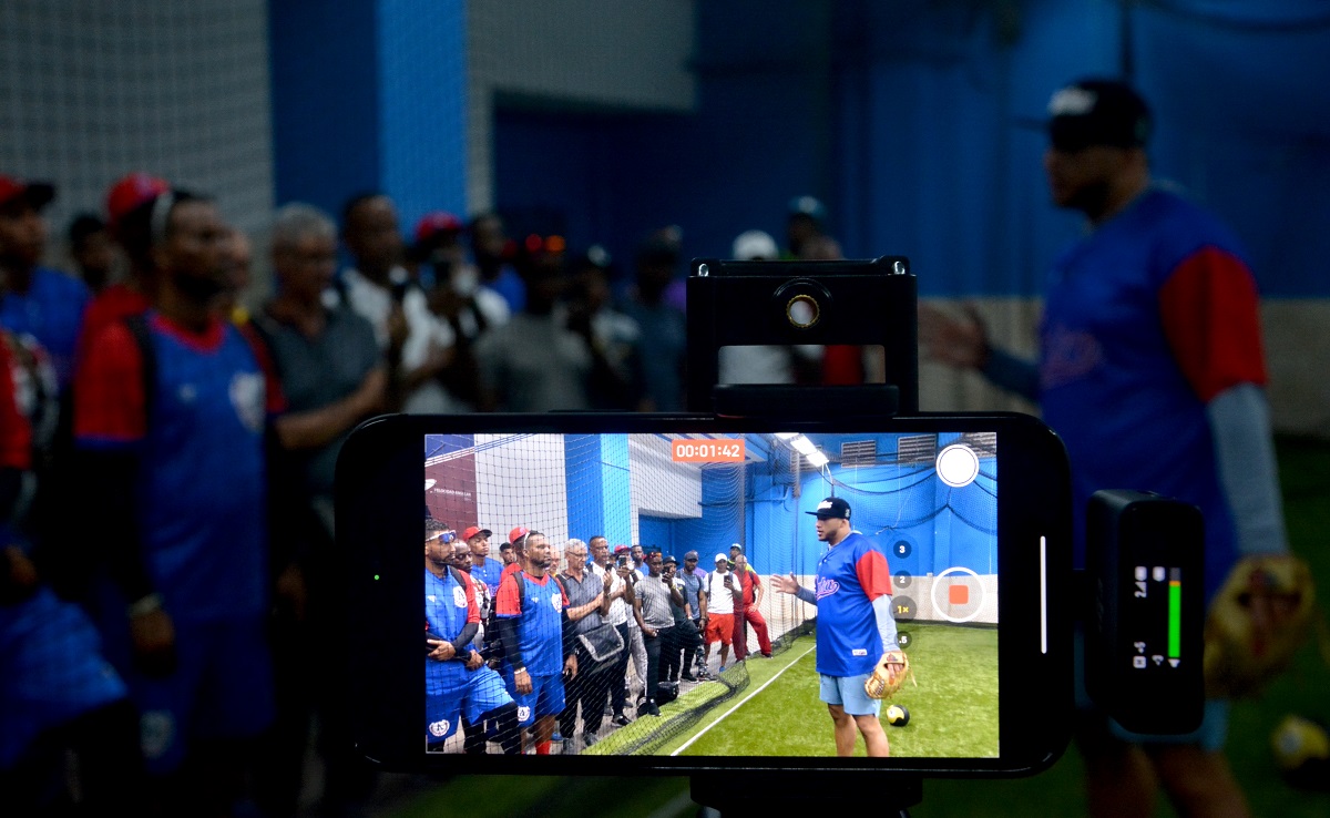 Especialistas de la academia de estadounidense Top Velocity impartieron este martes y miércoles clínicas de pitcheo en Cuba, con el propósito de aumentar el nivel de conocimiento de los entrenadores de lanzadores. Foto: Ricardo López Hevia. 