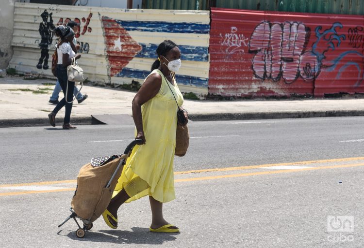 Una mujer camina con barbijo por una calle de La Habana, en mayo de 2023. Foto: Kaloian.