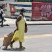 Una mujer camina con barbijo por una calle de La Habana, en mayo de 2023. Foto: Kaloian.