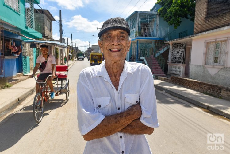 Delfín posa en medio de una de las calles más transitadas de su barrio, Pueblo Nuevo, en Holguín, 2023. Foto: Kaloian.