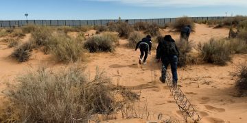 Migrantes en el desierto. Foto: CNN.