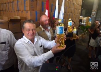 Victor V. Koronelli, embajador de la federación Rusia en Cuba, muestra una botella de aceite. Foto: Otmaro Rodríguez