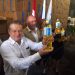 Victor V. Koronelli, embajador de la federación Rusia en Cuba, muestra una botella de aceite. Foto: Otmaro Rodríguez