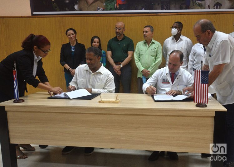 Firma de un memorando de entendimiento entre el Instituto Nacional de Oncología y Radiobiología de Cuba y el VCU Massey Cancer Center, de Virginia, Estados Unidos, en La Habana, el 19 de septiembre de 2023. Foto: Otmaro Rodríguez.