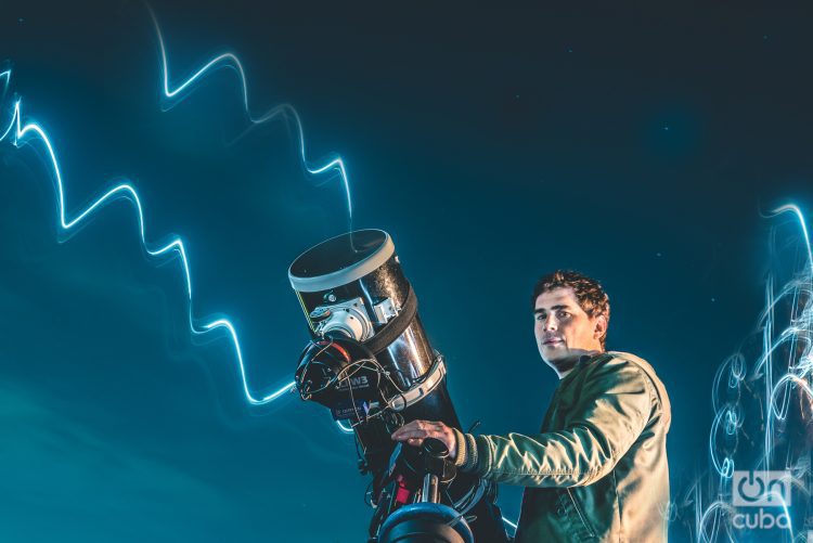 Franco Meconi con uno de sus telescopios, en una noche de astrofotografía, en la terraza de su casa. Foto: Kaloian.