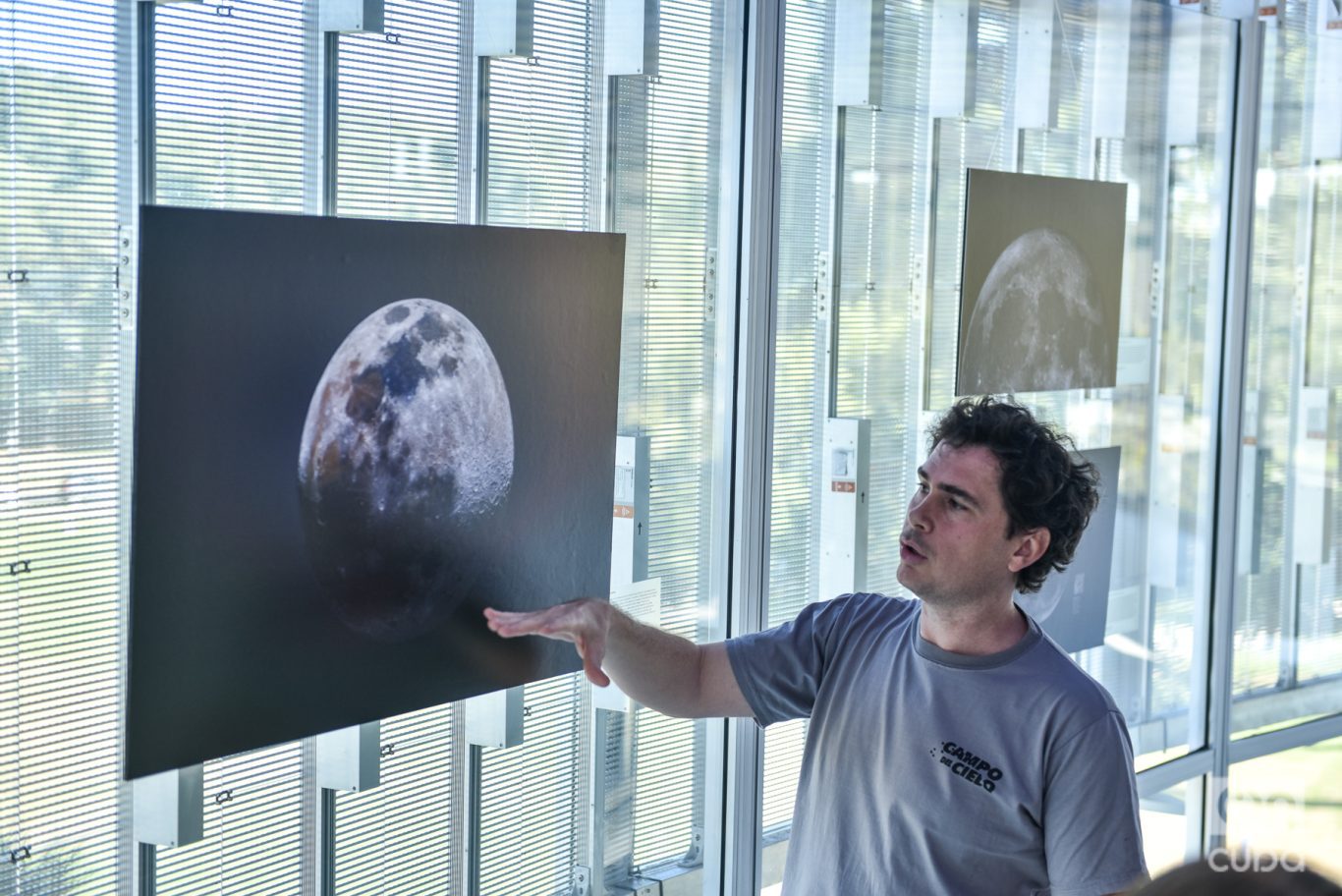 Franco Meconi brinda detalles de una astrofotografía de la Luna tomada por él y exhibida en una exposición en el Planetario de Buenos Aires. Foto: Kaloian.