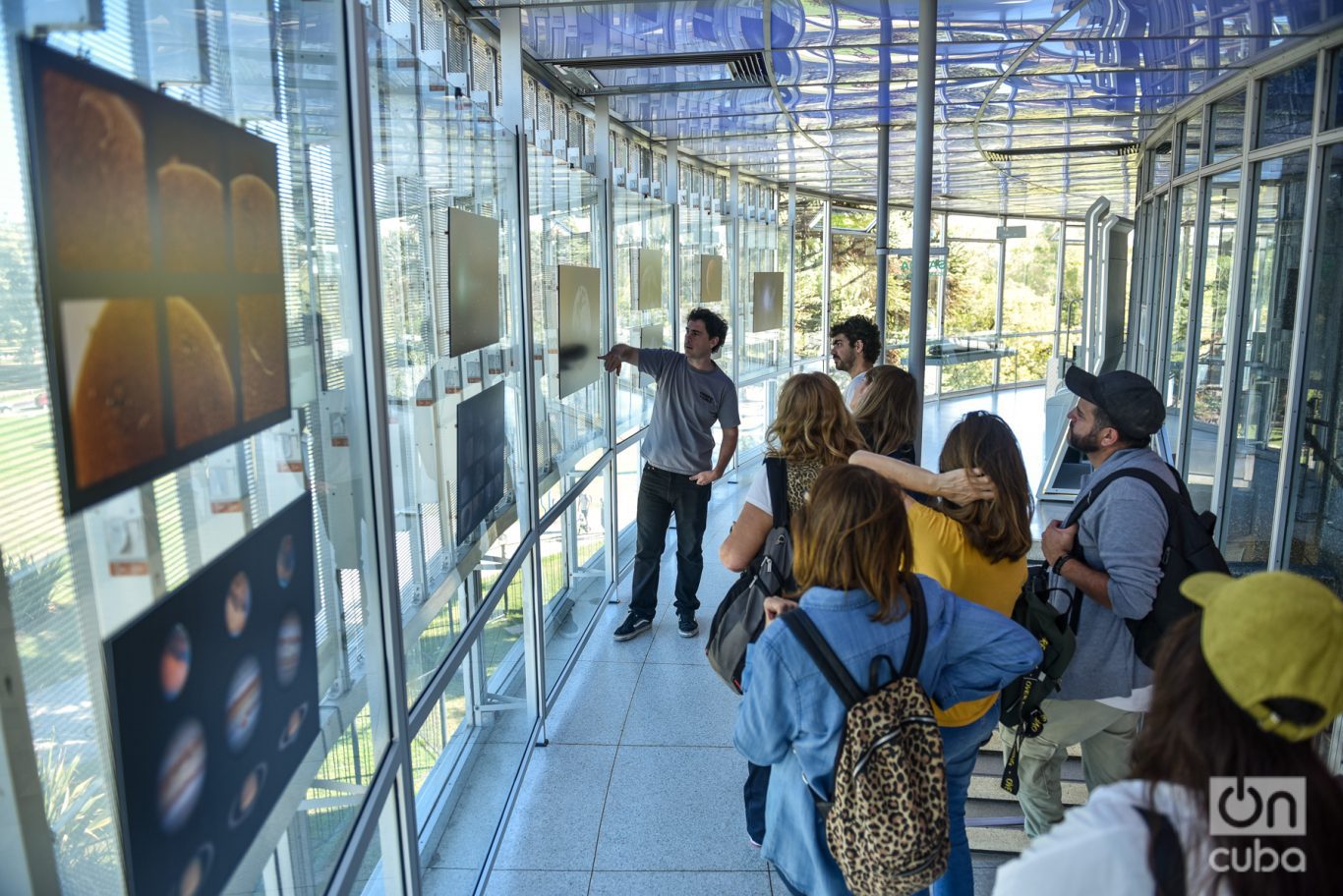 Franco Meconi en una visita guiada por una exposición de astrofotografía curada por él en el Planetario de Buenos Aires. Foto: Kaloian.