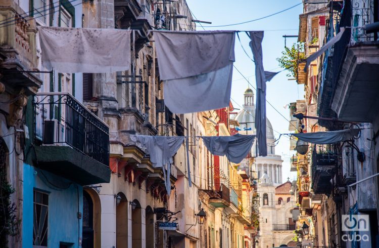 Sábanas blancas colgadas de los balcones en julio de 2023. Foto: Kaloian.