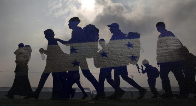 Migrantes pasando territorio de Honduras. Foto: Criterio.