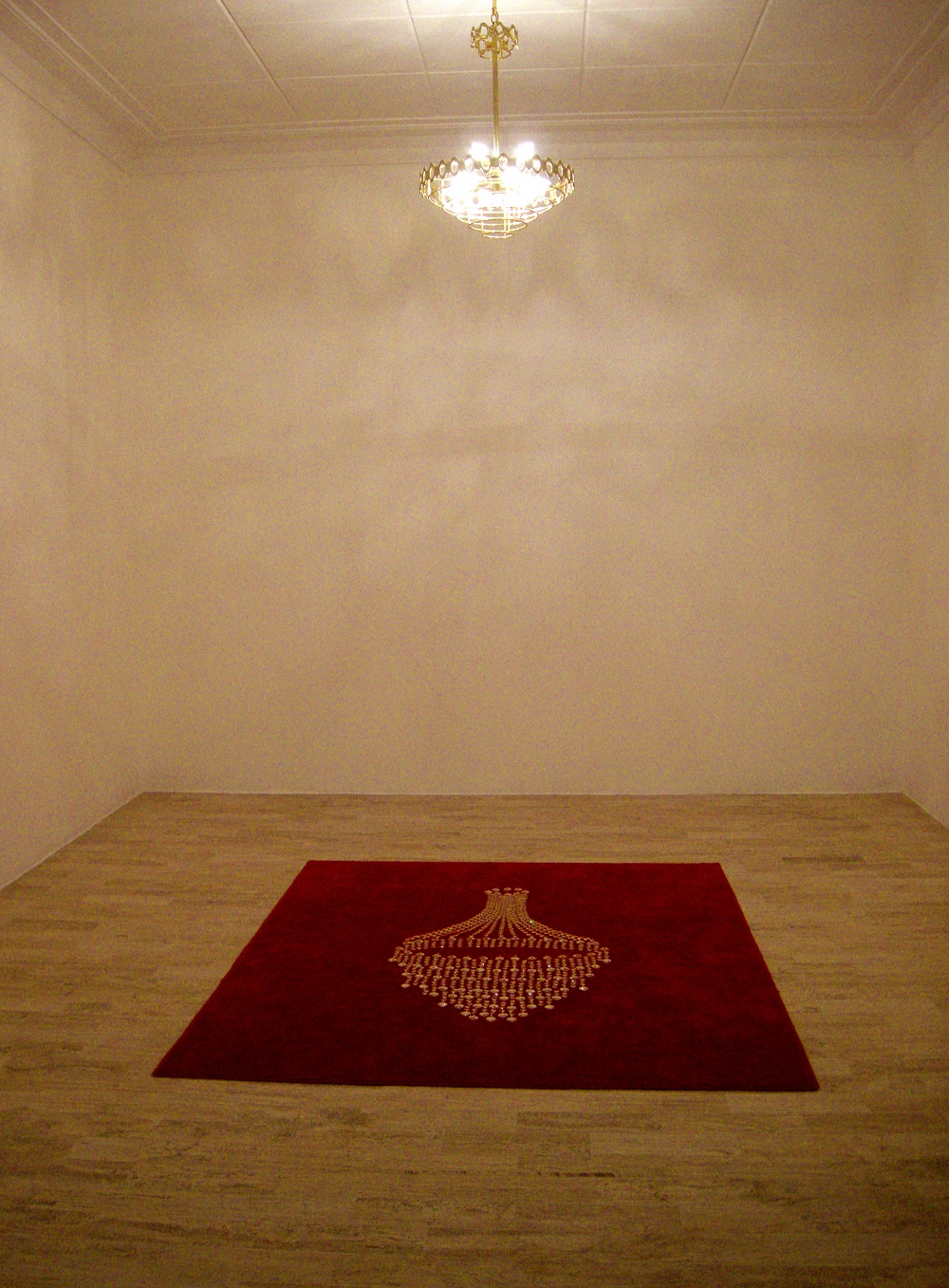  “Apariencia desnuda”, 2008. Instalación. Lámpara de gotas de cristal y alfombra roja.
