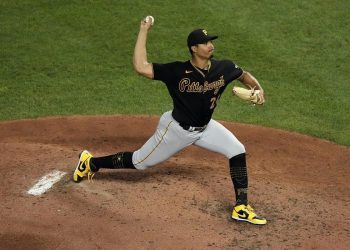 Johan Oviedo consiguió la primera blanqueada de 9 entradas para un lanzador cubano desde el 2014. Foto: Charlie Riedel/AP Photo.