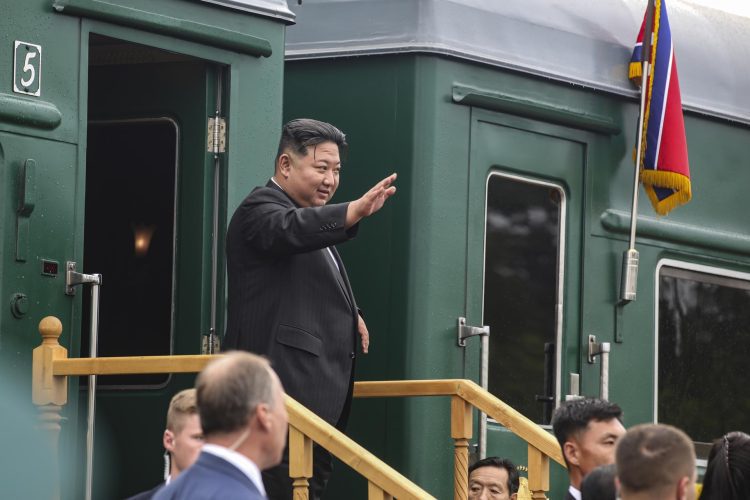 Kim Jong Un saluda antes de abandonar Rusia. Foto: Gobierno de Primorye/EFE/EPA.