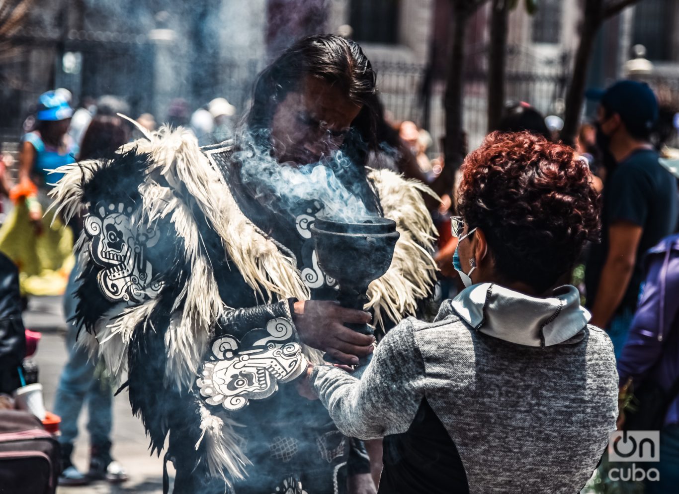 El humo del copal limpia y protege contra energías negativas. Foto: Kaloian.