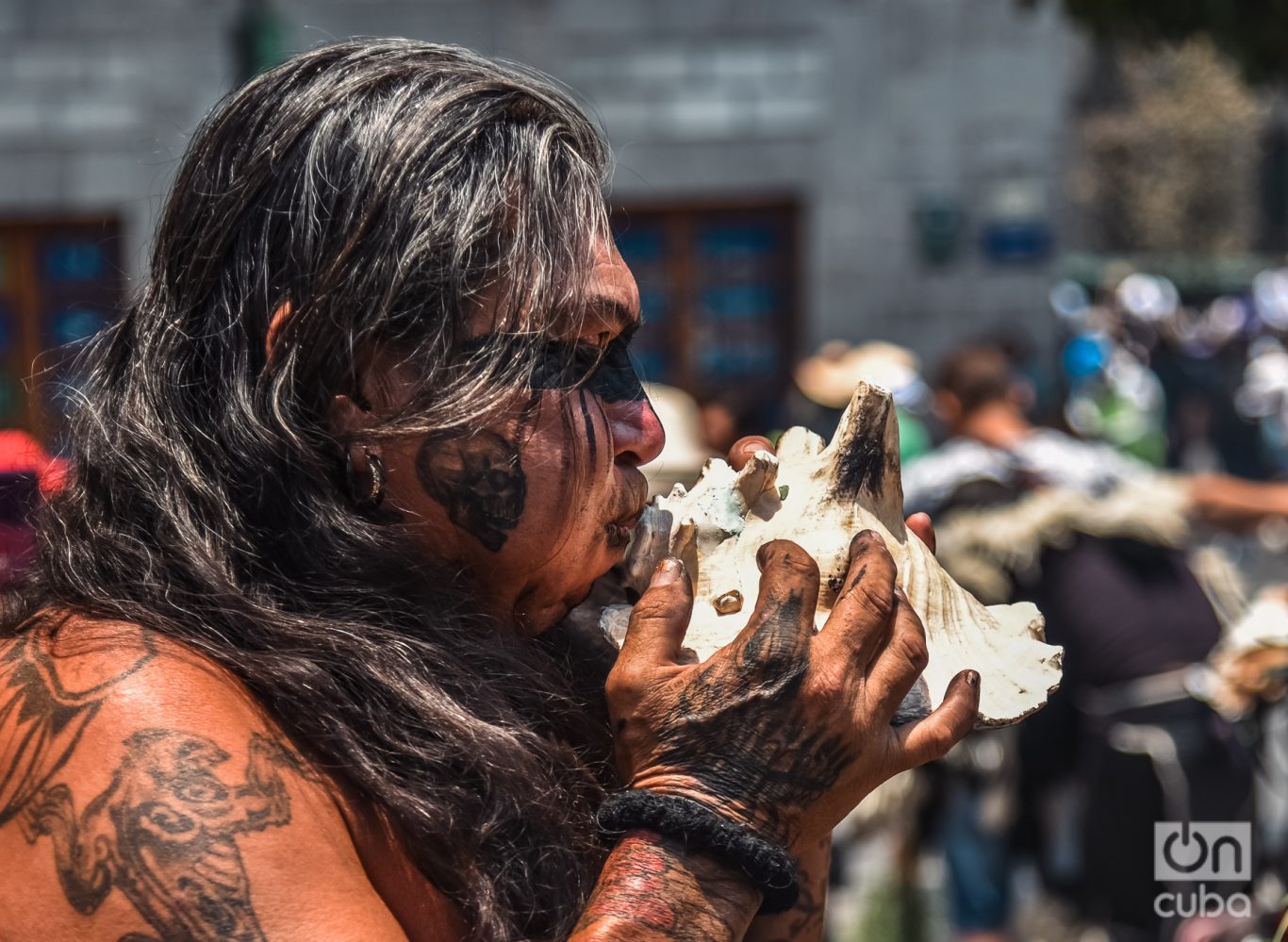 Con el sonido de un caracol se anuncia el rito. Foto: Kaloian.