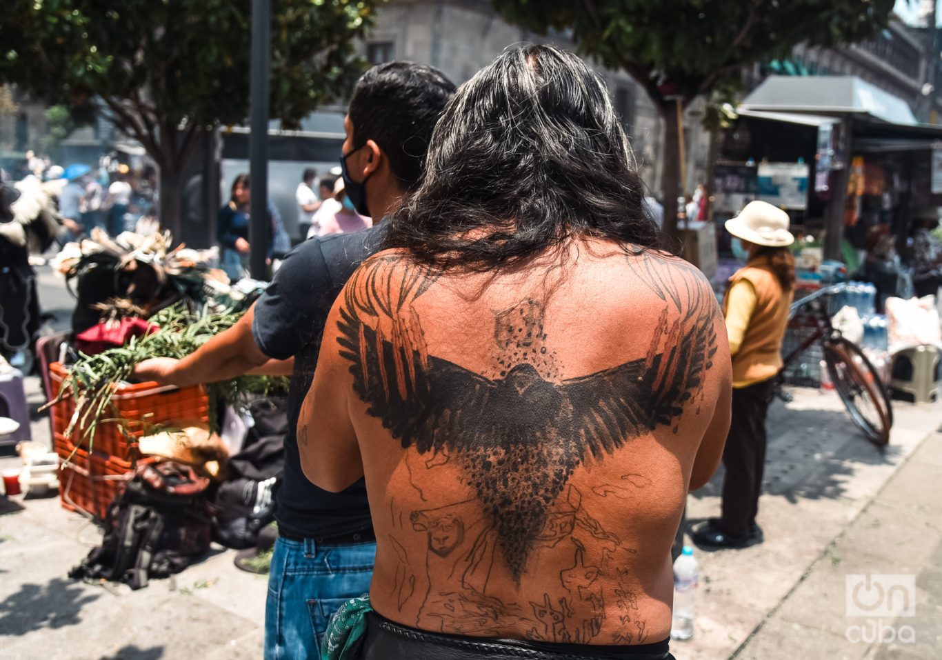 Con el sonido de un caracol se anuncia el rito. Foto: Kaloian.