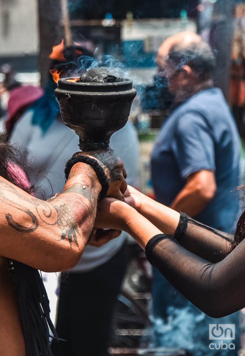 La copa con el humo sagrado. Foto: Kaloian.