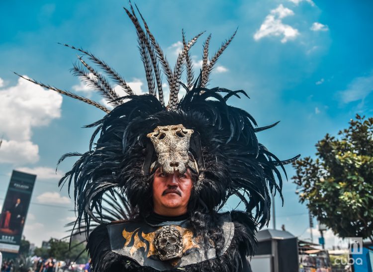 La indumentaria de las ceremonias deslumbra por su opulencia y vitalidad. Foto: Kaloian.