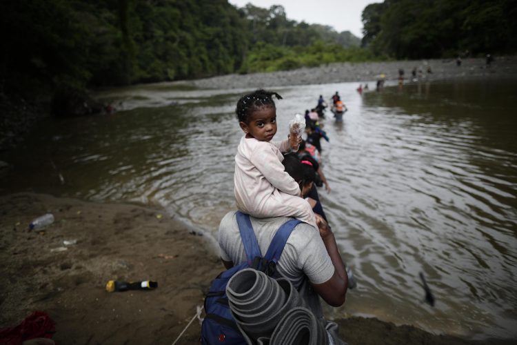 Migrantes cruzan el río Turquesa, el 14 de septiembre de 2023 en Darién. Foto: Bienvenido Velasco/EFE.