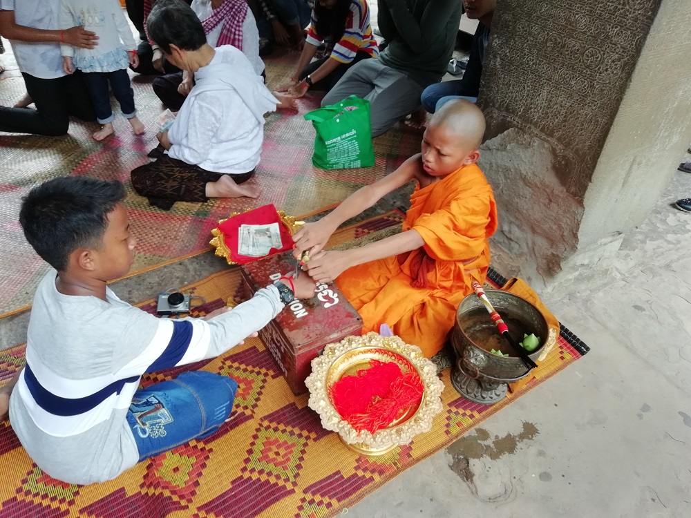 Niño monje budista oficia en Angkor Wat. Foto del autor.