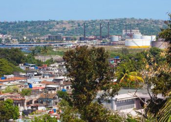 La reanudación del procesamiento de crudo en la Refinería Ñico López a partir de este viernes 22 de septiembre es una de las causas del incremento del olor a gas en distintas zonas de la capital cubana. Foto: Jooyme González/Periodismo de Barrio.