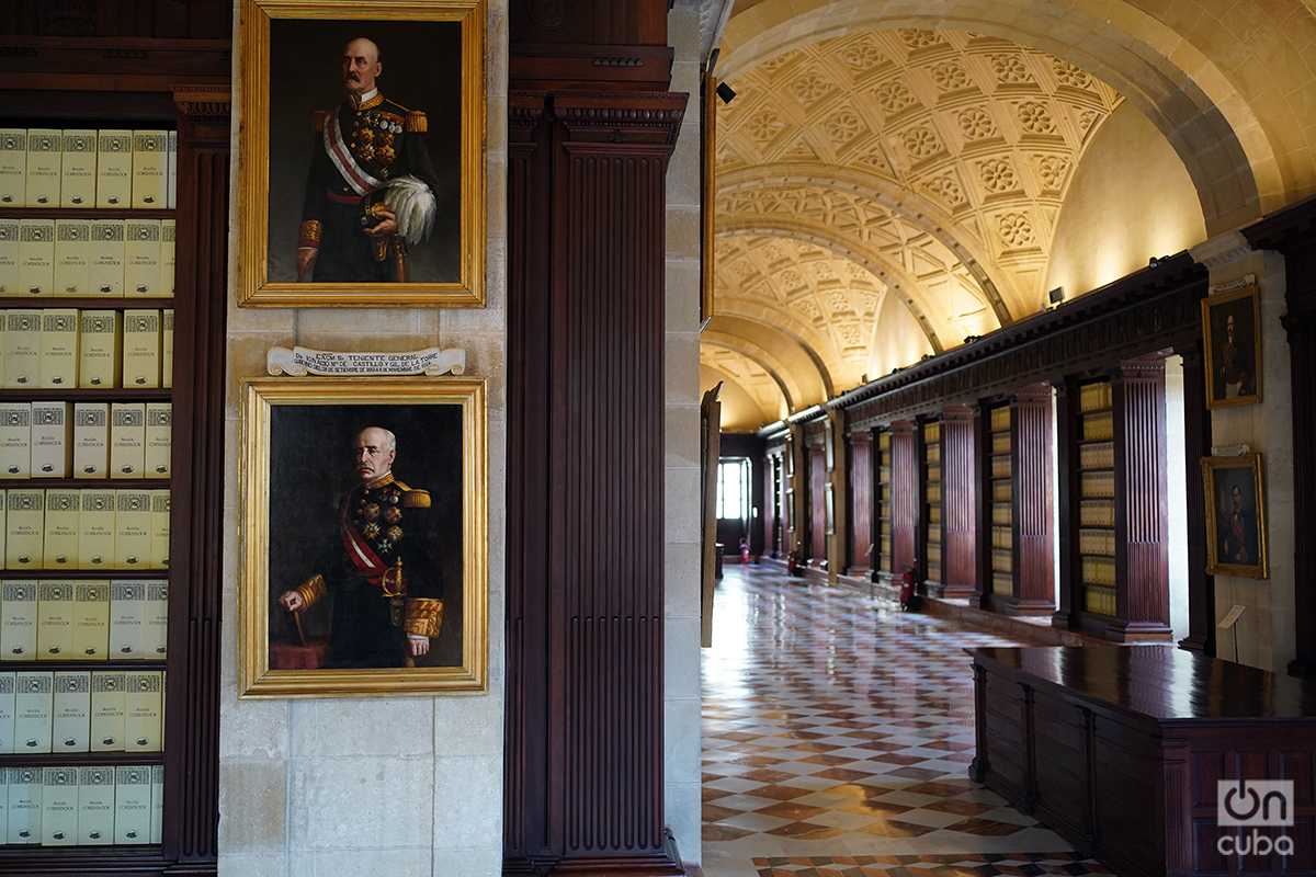 Interior del Archivo de Indias, con estanterías hechas con cedro y caoba procedentes de la Siempre Fiel Isla de Cuba y decorados con retratos de los Capitanes Generales que la gobernaron durante la colonia. Foto: Alejandro Ernesto.
